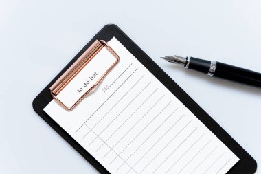 Beyaz arkaplanda yapılacak işler listesi ve dolmakalem