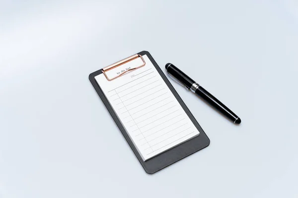 Beyaz arkaplanda yapılacak işler listesi ve dolmakalem