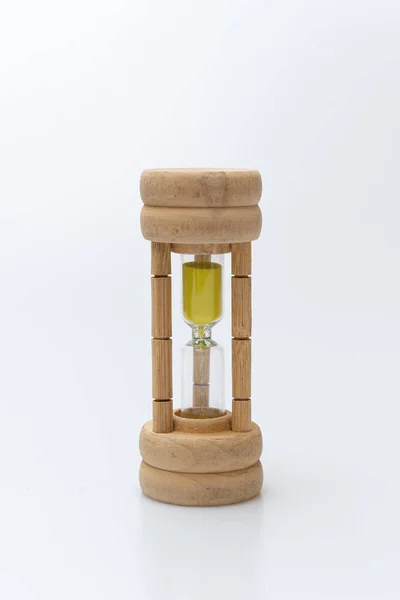 Beyaz arka planda bir Asyalı tarafından tutulan kum saati.