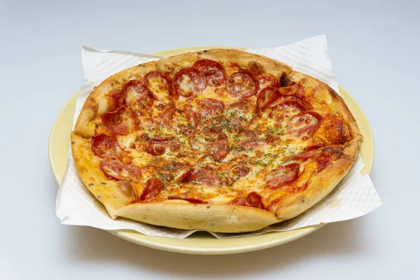 Çeşitli taze malzemelerle nefis görünümlü pizza.