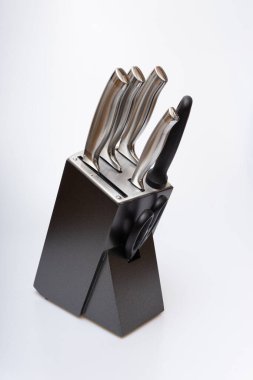 Çeşitli mutfak bıçakları, makas ve kesim tahtaları.