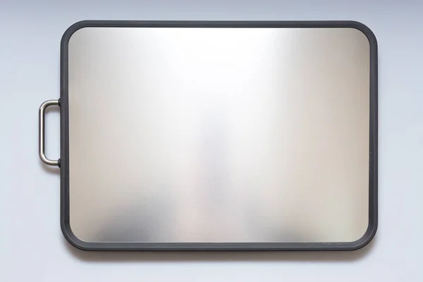 Çeşitli mutfak bıçakları, makas ve kesim tahtaları.