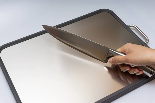 Çeşitli mutfak bıçakları, makas ve kesim tahtaları.