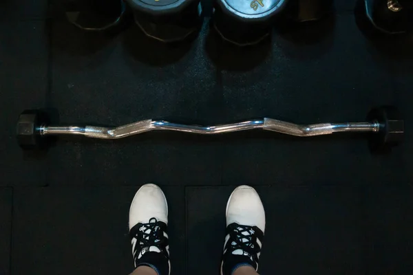 Farklı egzersiz ekipmanlarına sahip spor salonu konsepti