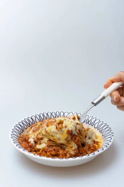 Kasede servis edilen lezzetli et soslu makarna.