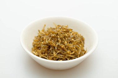 Kavanozda kızartılmış hamsi.