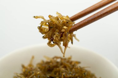 Kavanozda kızartılmış hamsi.