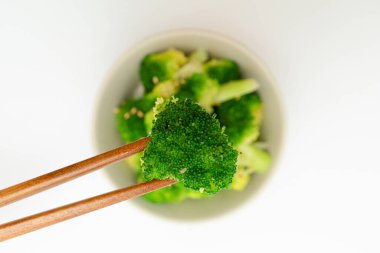 Brokoli pişirilmiş yemek kabında güzelce servis ediliyor.