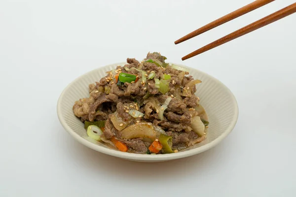 Lezzetli görünen bulgogi tabağı kasede servis ediliyor.