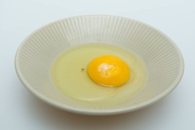 Kase içinde taze çiğ yumurta.