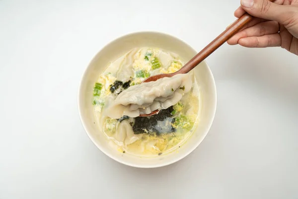 Kasede servis edilen lezzetli görünümlü hamur çorbası.