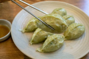 Tahta masadaki kasede lezzetli görünen hamur köfteleri.