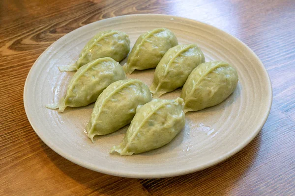 Tahta masadaki kasede lezzetli görünen hamur köfteleri.