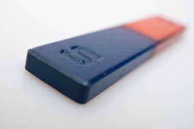 Beyaz arkaplandaki çubuk mıknatısı