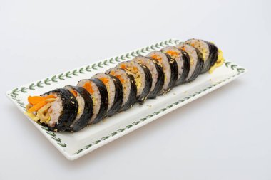 Gimbap, lezzetli görünen bir Kore yemeği.