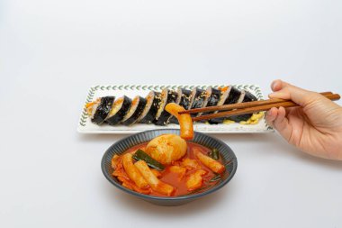 Kimbap ve Tteokbokki, lezzetli görünen Kore atıştırmalıkları.