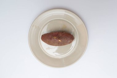 Lezzetli görünen bir tabakta kızarmış patates.