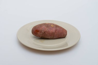 Lezzetli görünen bir tabakta kızarmış patates.