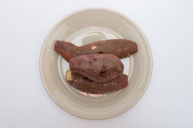 Lezzetli görünen bir tabakta kızarmış patates.