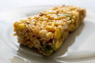 Lezzetli görünen besleyici bir abur cubur barı.