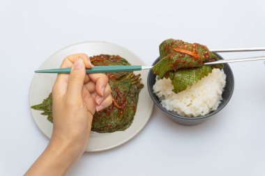 Güveçte susam yaprağı. Tereyağından kıl çeker gibi.