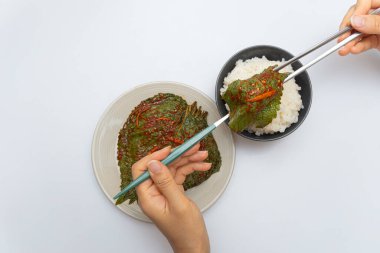 Güveçte susam yaprağı. Tereyağından kıl çeker gibi.