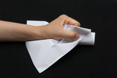 Siyah arka planda buruşmuş kağıt çöpleri.