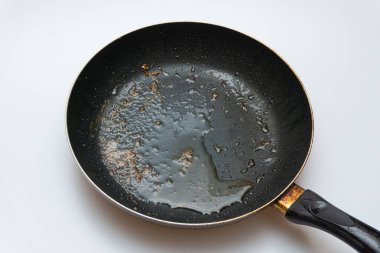 Bol yağlı eski kızartma tavası