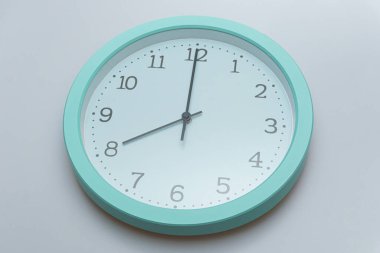 Beyaz arkaplanda birkaç kez gösterilen duvar saati