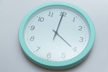 Beyaz arkaplanda birkaç kez gösterilen duvar saati