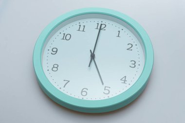 Beyaz arkaplanda birkaç kez gösterilen duvar saati