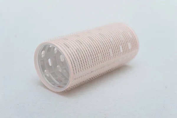 Beyaz arka planda güzellik ürünleri için saç ruloları