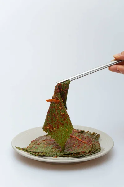 Güveçte susam yaprağı. Tereyağından kıl çeker gibi.