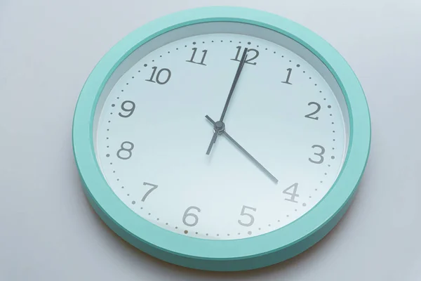 Beyaz arkaplanda birkaç kez gösterilen duvar saati