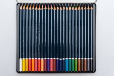 Beyaz arka planda çeşitli renkli kalemler