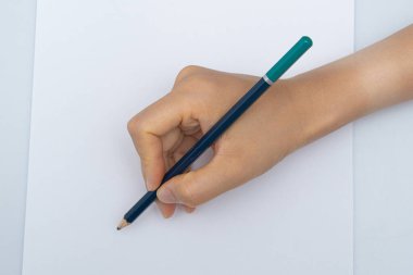 Beyaz arka planda çeşitli renkli kalemler