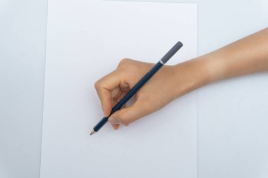 Beyaz arka planda çeşitli renkli kalemler