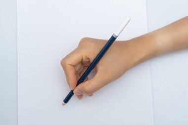 Beyaz arka planda çeşitli renkli kalemler