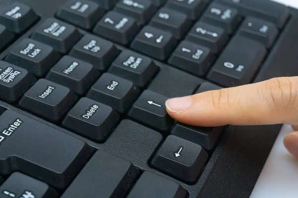 Woman Finger Holding Computer Keyboard — Foto de Stock