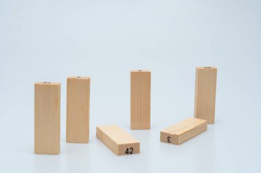 Expressing various concepts such as dominoes and business using wood jenga