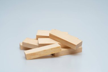 Expressing various concepts such as dominoes and business using wood jenga