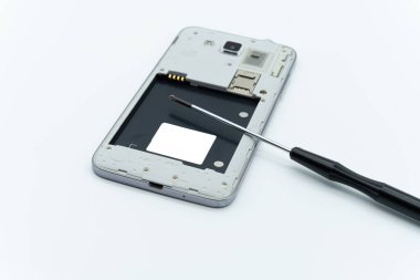 Bir cep telefonunu tornavida aracıyla tamir etme durumu