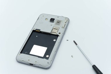 Bir cep telefonunu tornavida aracıyla tamir etme durumu