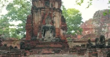 Wat Maha 'daki eski Buda heykelleri antik Sukhothai Tayland başkenti. Sukhothai Tarih Parkı UNESCO 'nun dünya mirası. İnanılmaz Tayland seyahat konsepti.