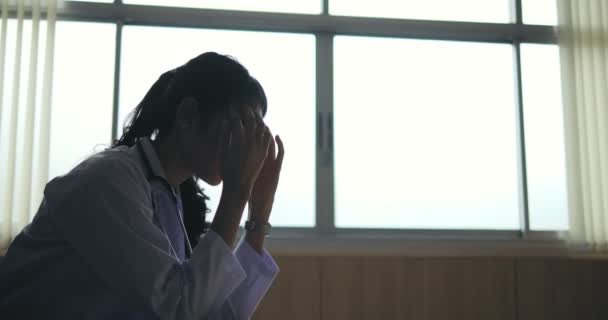 一个情绪低落的年轻女人坐在椅子上 既紧张又焦虑 她一个人坐在医院里 担心自己的健康 — 图库视频影像