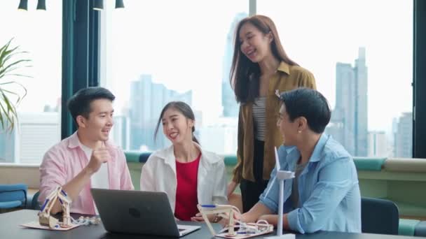 一群亚洲高中学生兴高采烈 面带微笑地携起手来参加了一个团队合作的会议 — 图库视频影像