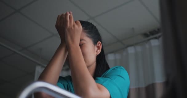 Ασιάτισσα Νοσοκομειακή Ρόμπα Κλείνει Μάτια Της Και Κλαίει Μόνη Στο — Αρχείο Βίντεο