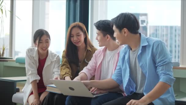 Groupe Étudiants Asiatiques Secondaire Réunit Dans Une Salle Réunion Bureau — Video