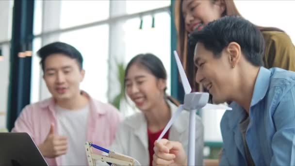 Groupe Élèves Asiatiques Secondaire Utilise Des Ordinateurs Portables Pour Programmer — Video