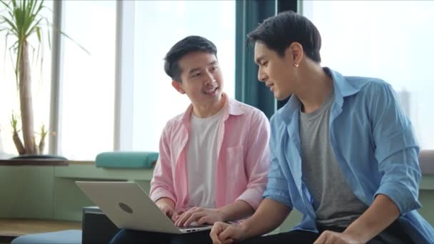 两名在笔记本电脑上工作的亚洲商人对这个意想不到的好消息感到非常高兴 同事们很高兴收到投资通知 同事们都很快乐 很合作 — 图库视频影像